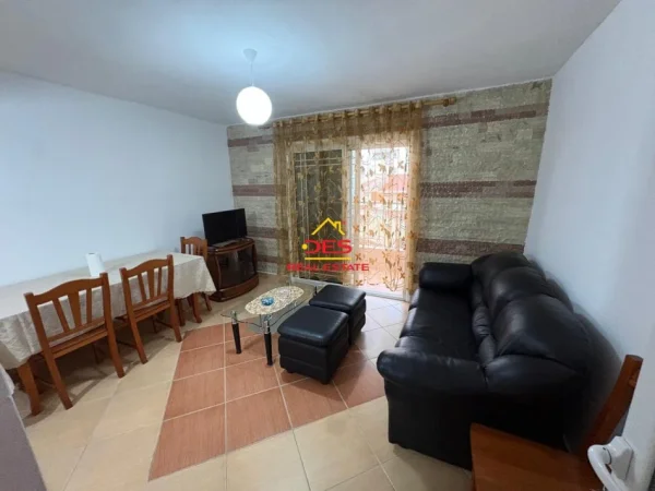 Vlore, jepet me qera apartament 1+1+Ballkon Kati 5, 57 m² 280 € (Rruga Dush Strati)