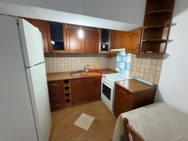 Vlore, jepet me qera apartament 1+1+Ballkon Kati 5, 57 m² 280 € (Rruga Dush Strati)