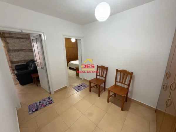 Vlore, jepet me qera apartament 1+1+Ballkon Kati 5, 57 m² 280 € (Rruga Dush Strati)