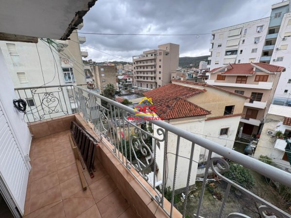 Vlore, jepet me qera apartament 1+1+Ballkon Kati 5, 57 m² 280 € (Rruga Dush Strati)