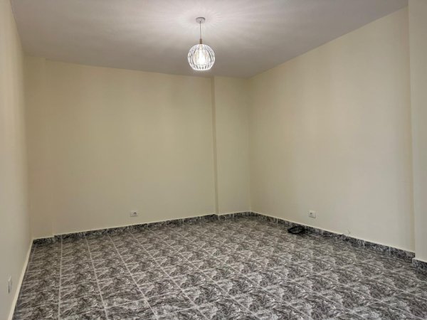 Tirane, jepet me qera apartament 3+1 Kati 3, 120 m² 650 €