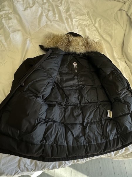 Tirane, shes Shitet Xhup origjinal Canada Goose wolf fur Masa L-XL 390 €