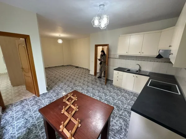 Tirane, jepet me qera zyre Kati 3, 120 m² 700 € 