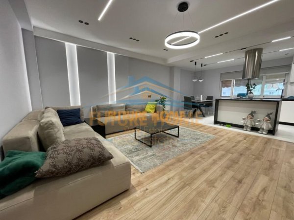 Tirane, jepet me qera apartament 2+1+2 Kati 9, 125 m² 1.300 € (MYSLYM SHYRI , Prane Kastratit)