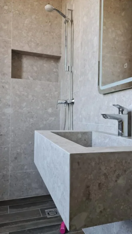 Tirane, jepet me qera apartament duplex 2+1+Ballkon Kati 10, 101 m² 1.700 € (Rruga Barrikadave)