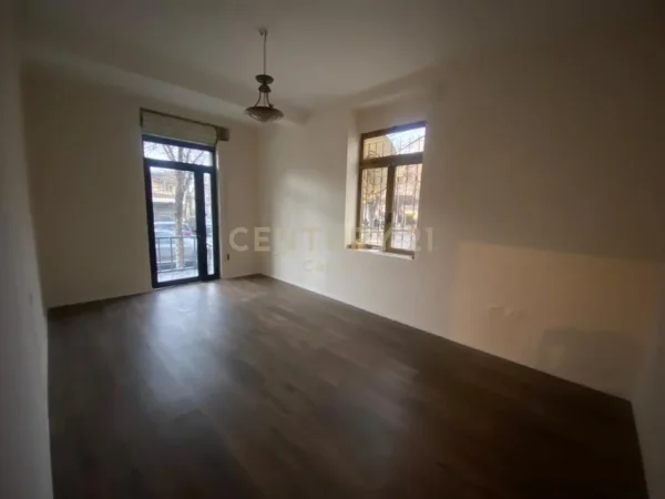 AMBIENT BIZNESI ME QIRA – KAT 0, RRUGA DIBRES 1.300 € (rruga e Dibres)