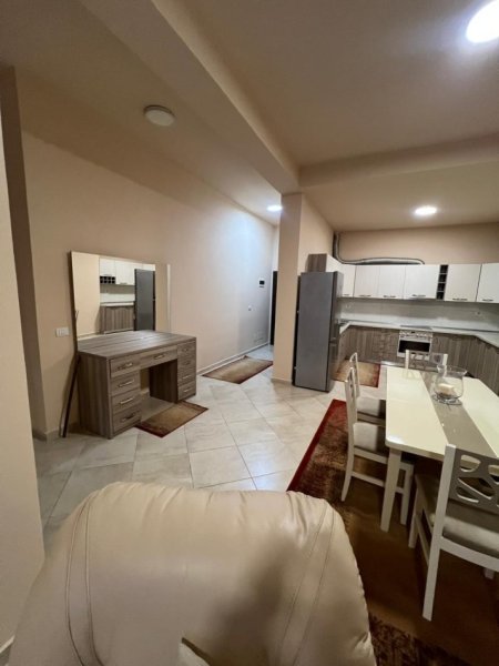Tirane, jepet me qera apartament 2+1 , 500 € (Fresk)