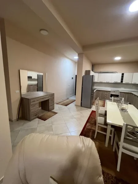 Tirane, jepet me qera apartament 2+1 , 500 € (Fresk)