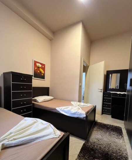 Tirane, jepet me qera apartament 2+1 , 500 € (Fresk)