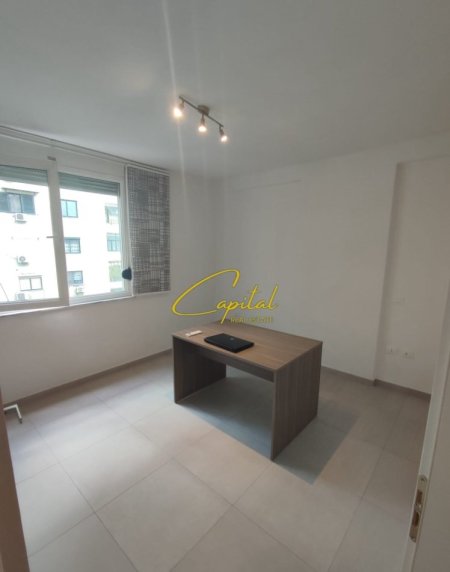 Tirane, jepet me qera zyre Kati 4, 90 m² 600 € (ISH EKSPOZITA)