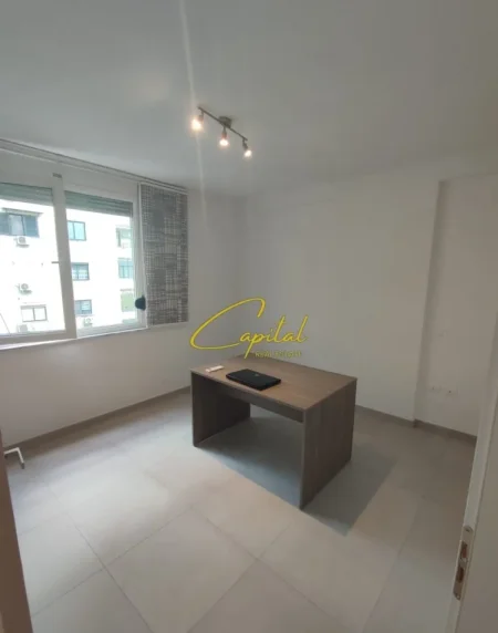 Tirane, jepet me qera zyre Kati 4, 90 m² 600 € (ISH EKSPOZITA)
