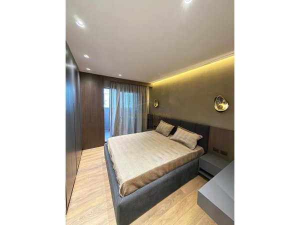 Tirane, jepet me qera apartament 2+1 Kati 8, 89 m² 1.700 € (Rruga e Durresit)
