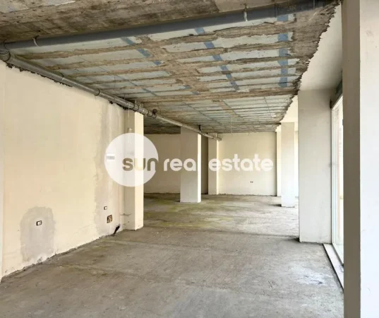 Shkoder, jepet me qera ambjent biznesi Kati -1, 155 m² (RR. NAZMI KRYEZIU)