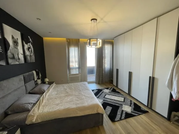 Tirane, shes apartament 2+1+Ballkon Kati 3, 150 m² 285.000 € (Kopshti Botanik)