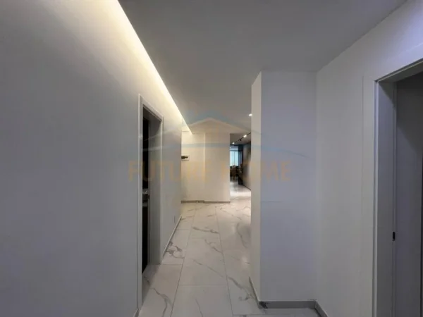 Durres, jepet me qera apartament 3+1+Aneks+Ballkon Kati 6, 260 m² 2.000 € (Vollga, Durres.)