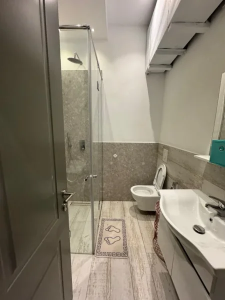 Tirane, jepet me qera apartament 2+1 Kati 2, 700 €