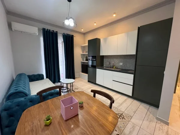Tirane, jepet me qera apartament 2+1 Kati 2, 700 €