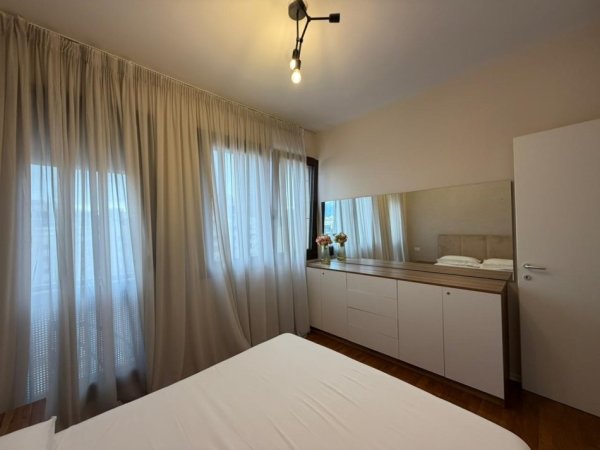 Tirane, jepet me qera apartament 1+1 Kati 4, 71 m² 920 € (Rruga e Barrikadave.)