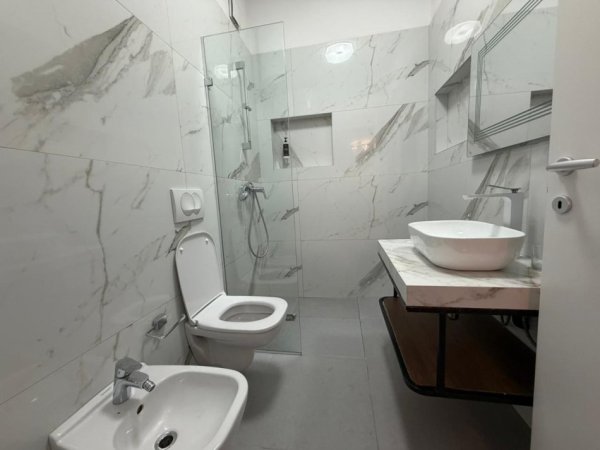 Tirane, jepet me qera apartament 1+1 Kati 4, 71 m² 920 € (Rruga e Barrikadave.)