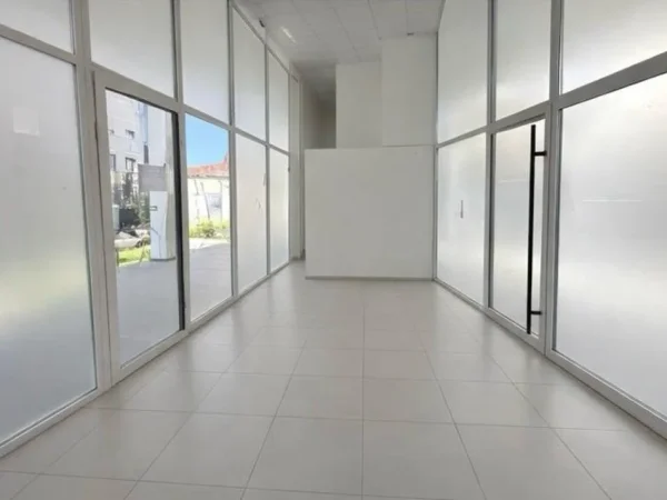 Tirane, jepet me qera ambjent biznesi , (Rruga e Barrikadave)