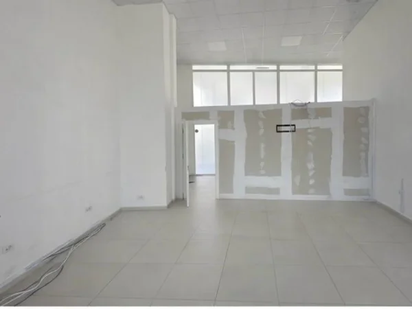 Tirane, jepet me qera ambjent biznesi , (Rruga e Barrikadave)