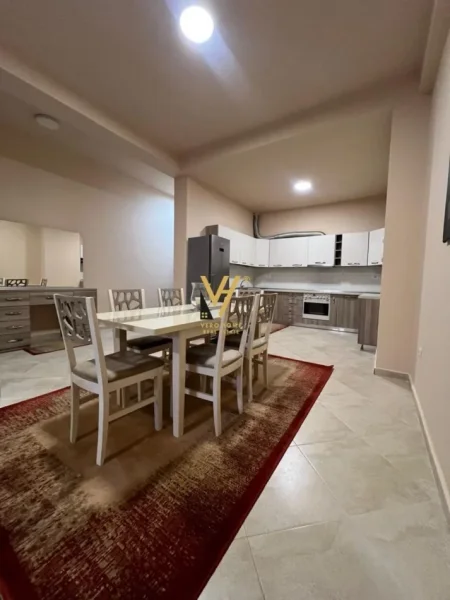 Tirane, jepet me qera apartament 2+1+Ballkon Kati 1, 110 m² 500 € (FRESK)