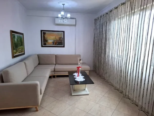 Jepet me Qera Apartament 2+1 ne Qender te Tiranës, 650 €uro