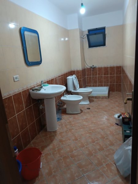 Tirane, jepet me qera apartament 2+1 Kati 4, 90 m² 500 € (kthesa e kamzes)