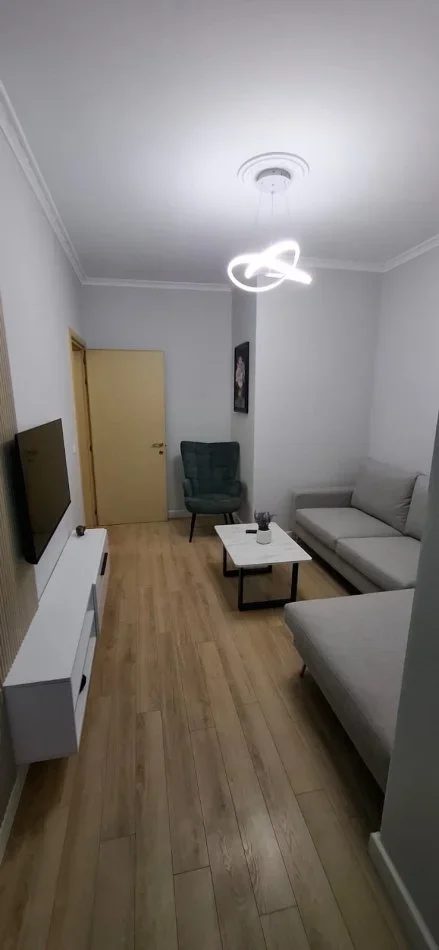 Tirane, jepet me qera apartament 1+1 Kati 1, 58 m² 550 € (kodra e diellit)