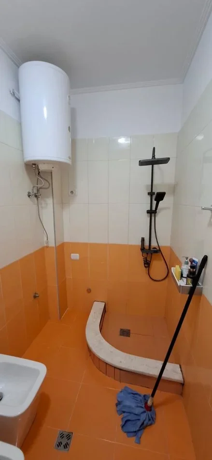 Tirane, jepet me qera apartament 1+1 Kati 1, 58 m² 550 € (kodra e diellit)