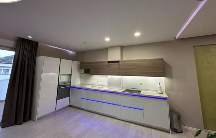 Tirane, jepet me qera apartament 3+1+Aneks+Ballkon Kati 4, 189 m² 1.400 € (Komleksi FZ)