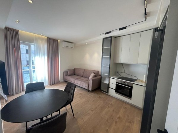 Tirane, jepet me qera Apartament 1+1 ,Kati 3, Mobiluar, Çmimi 400 € Tek Casa Italia/Kthesa Kamzes, Tiranë.