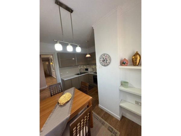 Tirane, jepet me qera apartament 2+1 Kati 6, 109 m² 1.300 € (Bllok)