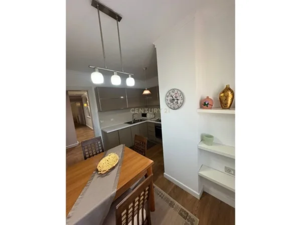 Tirane, jepet me qera apartament 2+1 Kati 6, 109 m² 1.300 € (Bllok)