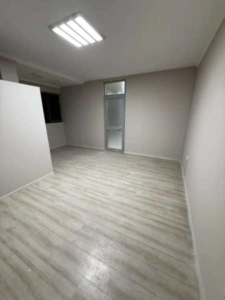 Tirane, jepet me qera dyqan Kati 2, 40 m² 270 € (rruga e elbasanit)