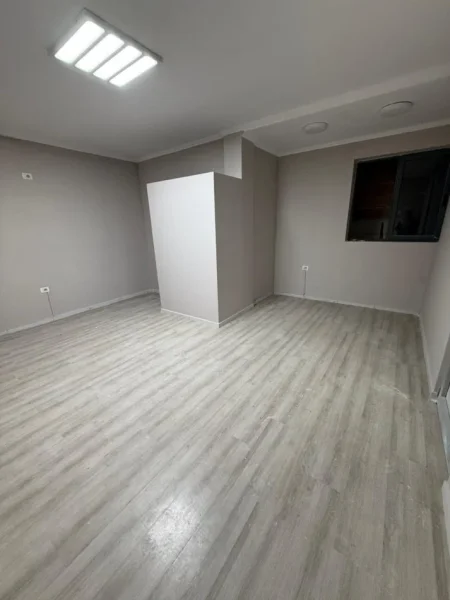 Tirane, jepet me qera dyqan Kati 2, 40 m² 270 € (rruga e elbasanit)