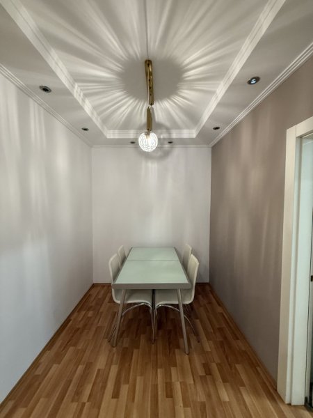Tirane, jepet me qera apartament 2+1+Ballkon Kati 3, 90 m² 720 € 