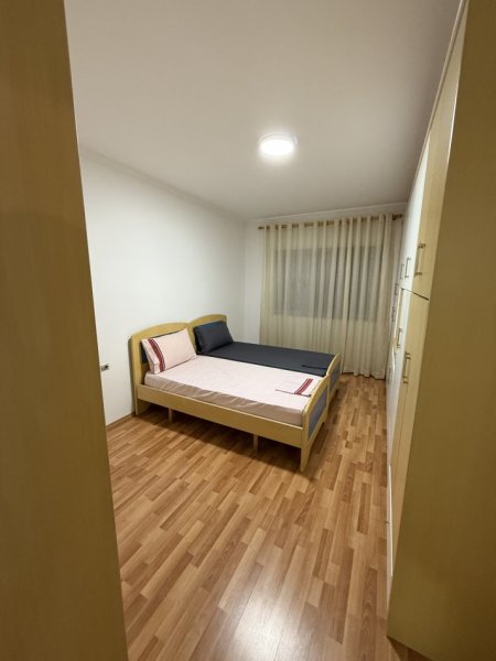 Tirane, jepet me qera apartament 2+1+Ballkon Kati 3, 90 m² 720 € 