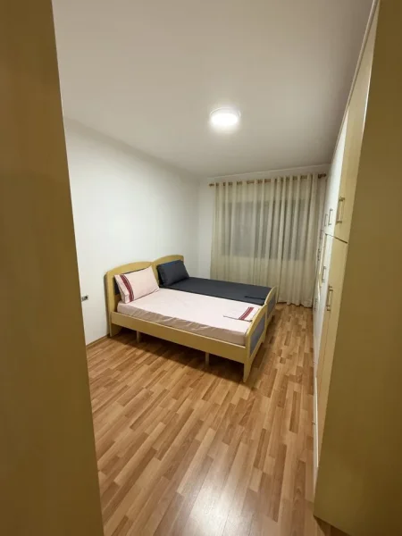 Tirane, jepet me qera apartament 2+1+Ballkon Kati 3, 90 m² 720 € 
