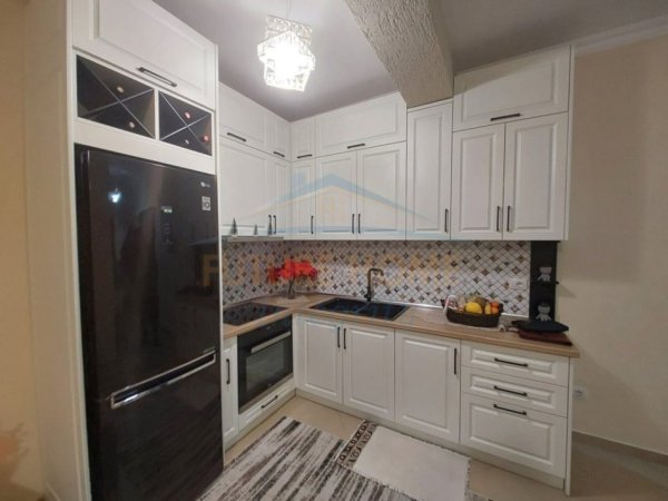 Tirane, shitet apartament 1+1+Ballkon Kati 4, 62 m² (Brryli)