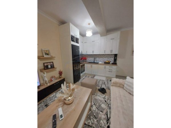 Tirane, shitet apartament 1+1+Ballkon Kati 4, 62 m² (Brryli)