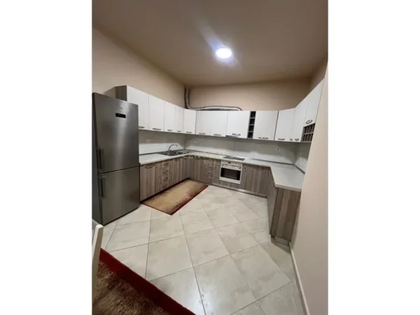 Tirane, jepet me qera apartament 2+1 Kati 1, 120 m² 520 € (Fresk)
