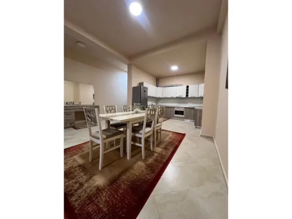 Tirane, jepet me qera apartament 2+1 Kati 1, 120 m² 520 € (Fresk)