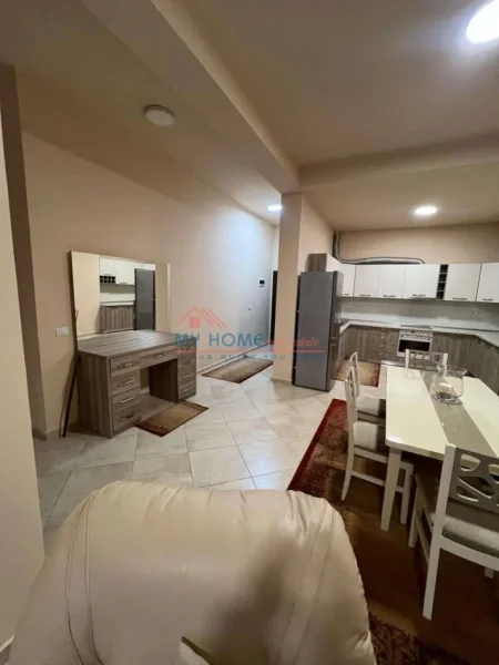 Tirane, jepet me qera apartament 2+1+Ballkon Kati 1, 90 m² 500 € (Rruga Muhamet Deliu)