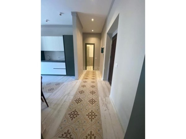 Tirane, jepet me qera apartament 2+1 Kati 2, 65 m² 800 € (Blloku i Ambasadave)