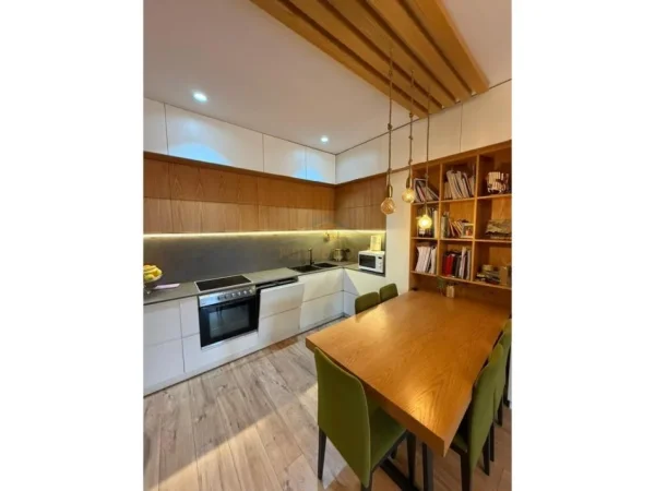 Tirane, shitet apartament 2+1+Ballkon Kati 4, 112 m² 218.000 € (EKONOMIKU)