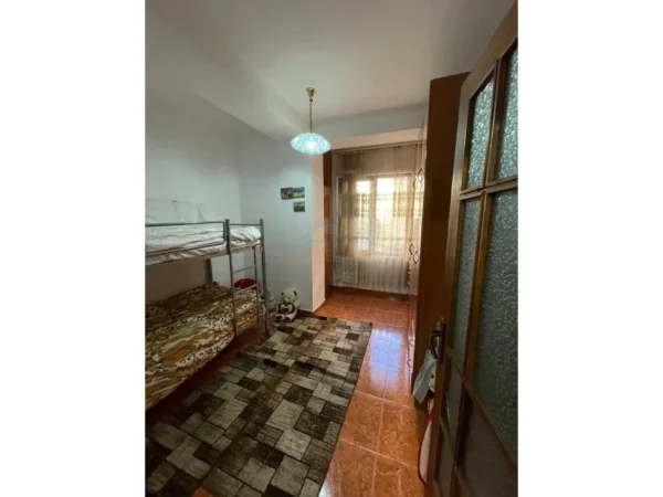 Tirane, shitet apartament 2+1+Ballkon Kati 3, 100 m² 300.000 € (BLLOKU)