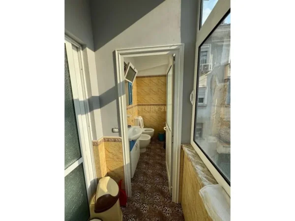 Tirane, jepet me qera apartament 2+1 Kati 4, 75 m² 850 € (Bllok)