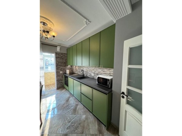 Tirane, jepet me qera apartament 2+1 Kati 4, 75 m² 850 € (Bllok)