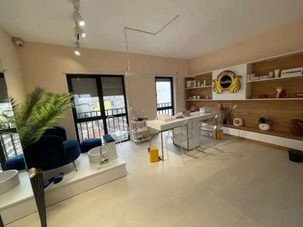 Tirane, shitet apartament 3+1 Kati 8, 